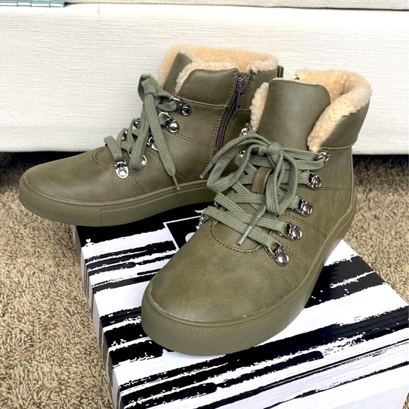 NEW DV DOLCE VITA SIZE 6.5 women’s ankle boots sherpa lined ANDY GREEN BOOTIES - Picture 3 of 5